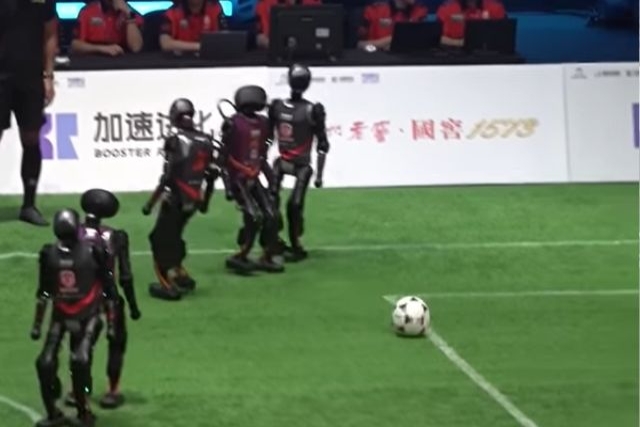  China Hosts World’s First Fully Autonomous 5v5 Robot Football Match